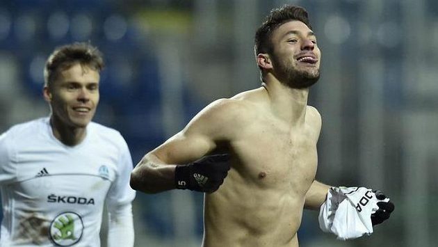 Patrizio Stronati se raduje z gólu. Za ním vlevo je jeho spoluhráč z Mladé Boleslavi Tomáš Fabián. Patrizio Stronati se raduje z gólu. Za ním vlevo je jeho spoluhráč z Mladé Boleslavi Tomáš Fabián.