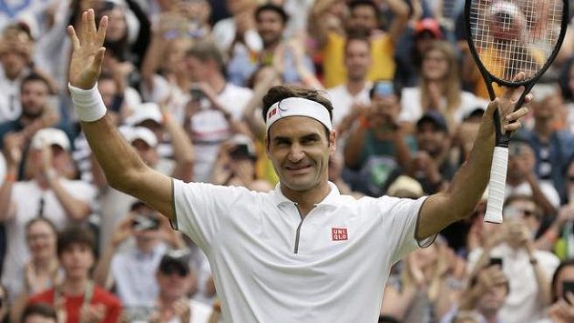 Roger Federer slaví postup do čtvrtfinále Wimbledonu Roger Federer slaví postup do čtvrtfinále Wimbledonu