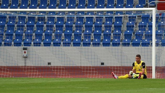 Ostravský brankář Jiří Pavlenka po inkasování druhé branky v přípravě s Karvinou. Ostravský brankář Jiří Pavlenka po inkasování druhé branky v přípravě s Karvinou.