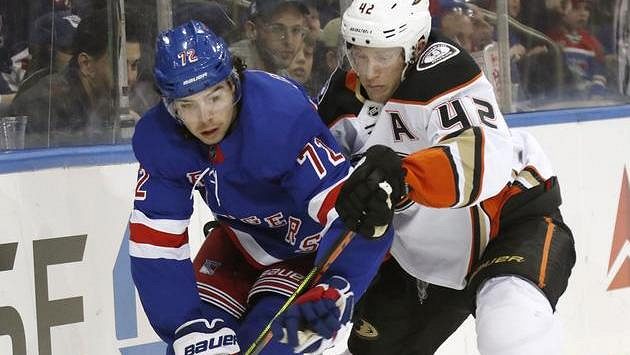 Zleva Filip Chytil (72) z NY Rangers a Josh Manson (42) z Anaheimu. Zleva Filip Chytil (72) z NY Rangers a Josh Manson (42) z Anaheimu.