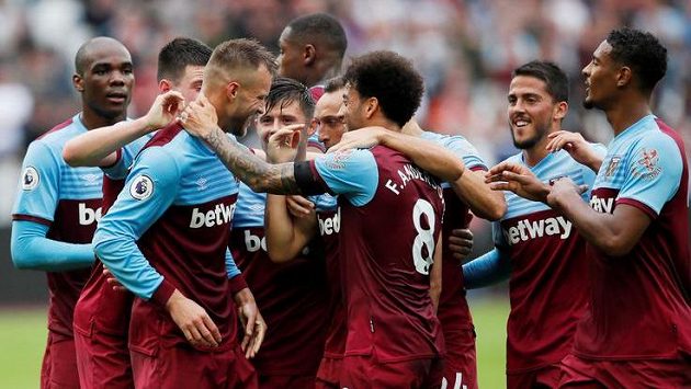 Radost fotbalistů West Ham United, kteří porazili Manchester United. Radost fotbalistů West Ham United, kteří porazili Manchester United.