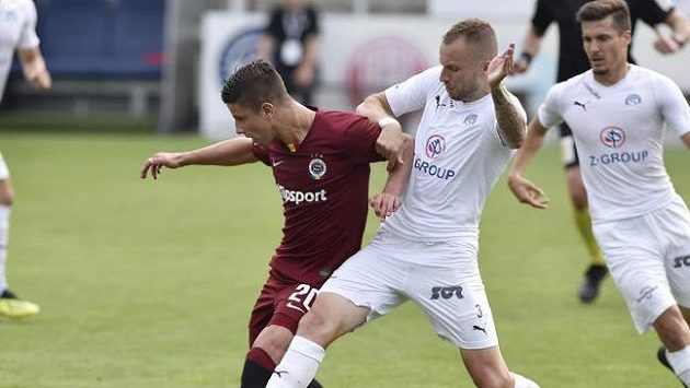 Zleva Adam Hložek ze Sparty a Michal Kadlec ze Slovácka. Zleva Adam Hložek ze Sparty a Michal Kadlec ze Slovácka.