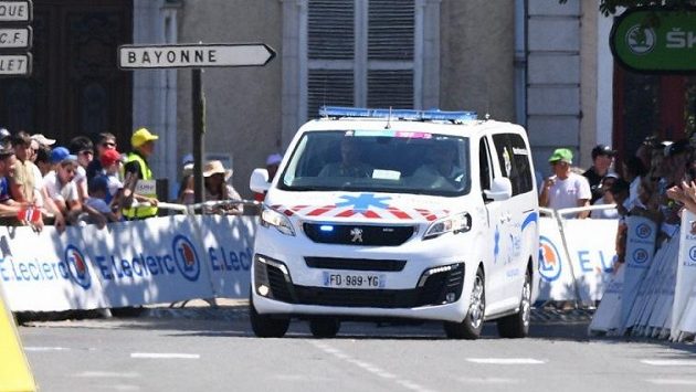 Sanitka odváží belgického cyklistu Wouta van Aerta po pádu v časovce na Tour de France. Sanitka odváží belgického cyklistu Wouta van Aerta po pádu v časovce na Tour de France.