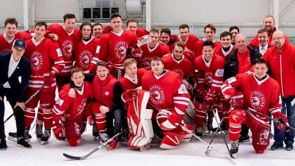 Junioři Třince oslavili po výhře 6:1 nad Chomutovem postup do finále extraligy. Zdroj: www.hcocelari.cz Junioři Třince oslavili po výhře 6:1 nad Chomutovem postup do finále extraligy. Zdroj: www.hcocelari.cz