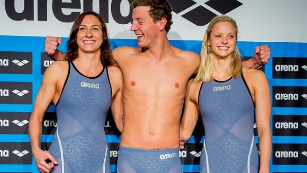 Barbora Závadová (vlevo), Jan Micka a Simona Baumrtová při prezentaci nových plavek pro LOH v Riu. Barbora Závadová (vlevo), Jan Micka a Simona Baumrtová při prezentaci nových plavek pro LOH v Riu.