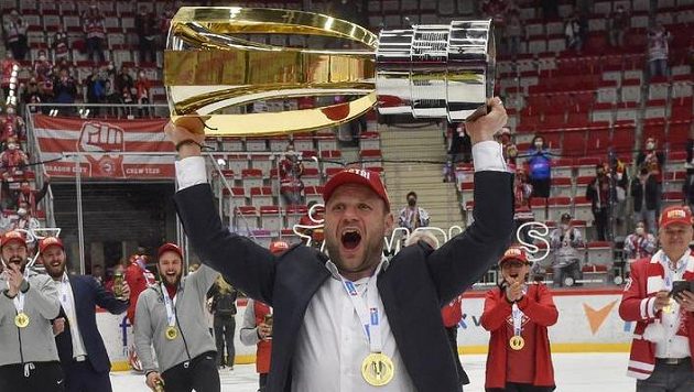 Trenér Třince Václav Varaďa s Masarykovým pohárem pro vítěze extraligy. Ilustrační foto. Trenér Třince Václav Varaďa s Masarykovým pohárem pro vítěze extraligy. Ilustrační foto.