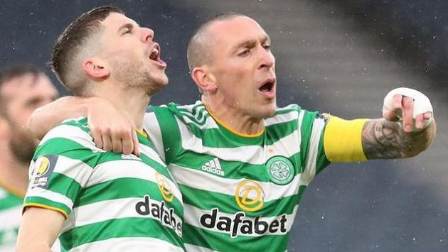 Ryan Christie slaví se Scottem Brownem gól Celtiku proti Aberdeenu. Ryan Christie slaví se Scottem Brownem gól Celtiku proti Aberdeenu.