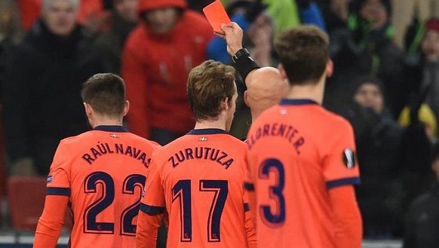 Bývalý fotbalista Arsenalu či Leedsu Sanchez Watt se při utkání šesté nejvyšší anglické soutěže dostal do problémů kvůli svému jménu a viděl od sudího červenou kartu. (ilustrační foto) Bývalý fotbalista Arsenalu či Leedsu Sanchez Watt se při utkání šesté nejvyšší anglické soutěže dostal do problémů kvůli svému jménu a viděl od sudího červenou kartu. (ilustrační foto)