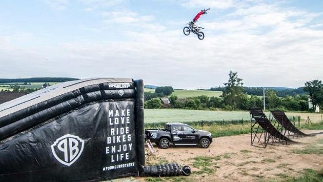 Český freestyle motokrosař Libor Podmol se chystá přeskočit dům. Český freestyle motokrosař Libor Podmol se chystá přeskočit dům.