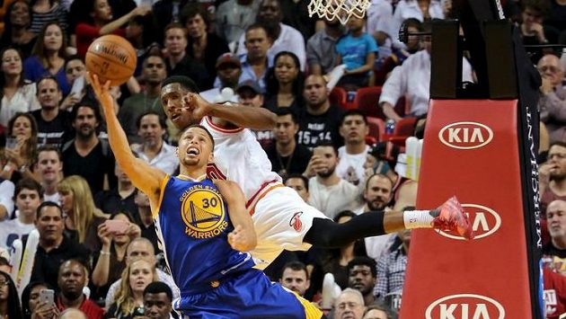 Stephen Curry (vlevo) z Golden State byl v tomto okamžiku při střelbě faulován Joshem Richardsonem z Miami. Stephen Curry (vlevo) z Golden State byl v tomto okamžiku při střelbě faulován Joshem Richardsonem z Miami.