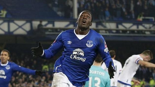 Romelu Lukaku z Evertonu oslavuje gól proti Cheslea. Romelu Lukaku z Evertonu oslavuje gól proti Cheslea.