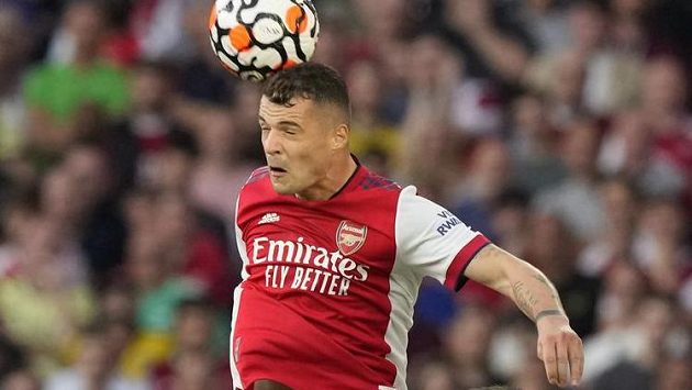 Záložník Arsenalu Granit Xhaka bude s poraněným kolenem šest až osm týdnů bez fotbalu. Záložník Arsenalu Granit Xhaka bude s poraněným kolenem šest až osm týdnů bez fotbalu.
