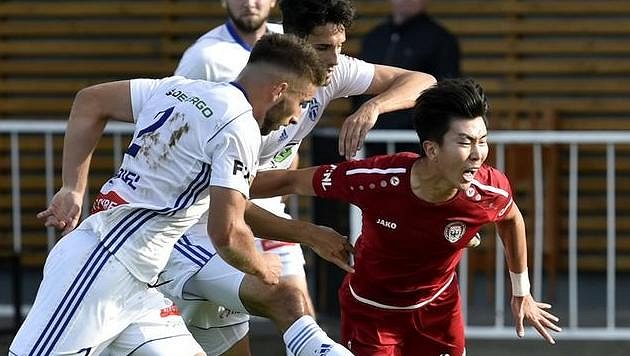 Vpravo Ju Kang-hjon z Chrudimi v utkání s Mladou Boleslaví. Vpravo Ju Kang-hjon z Chrudimi v utkání s Mladou Boleslaví.
