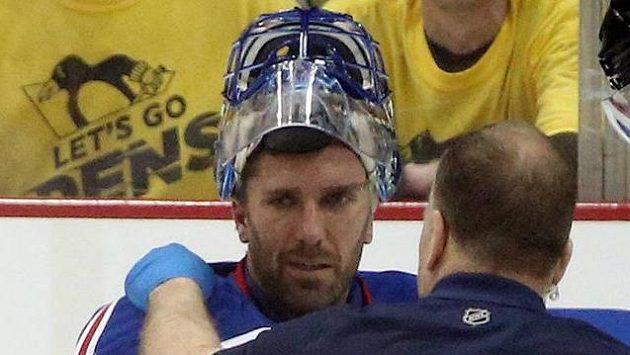 Zraněný gólman New Yorku Rangers Henrik Lundqvist (30) v péči klubového lékaře. Zraněný gólman New Yorku Rangers Henrik Lundqvist (30) v péči klubového lékaře.