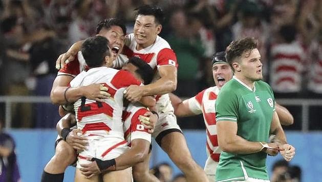 Japonští hráči oslavují senzační vítězství nad favorizovanými Iry. Japonští hráči oslavují senzační vítězství nad favorizovanými Iry.