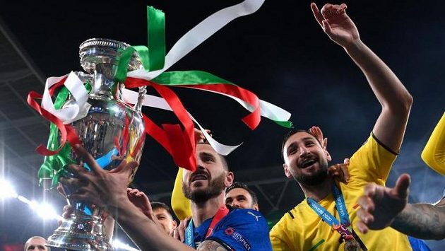 Ital Leonardo Bonucci s trofejí pro vítěze EURO. Ital Leonardo Bonucci s trofejí pro vítěze EURO.