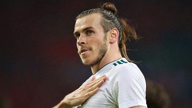 Velšský fotbalista Gareth Bale by v létě mohl změnit dres, zájem mají mít tři kluby. Velšský fotbalista Gareth Bale by v létě mohl změnit dres, zájem mají mít tři kluby.