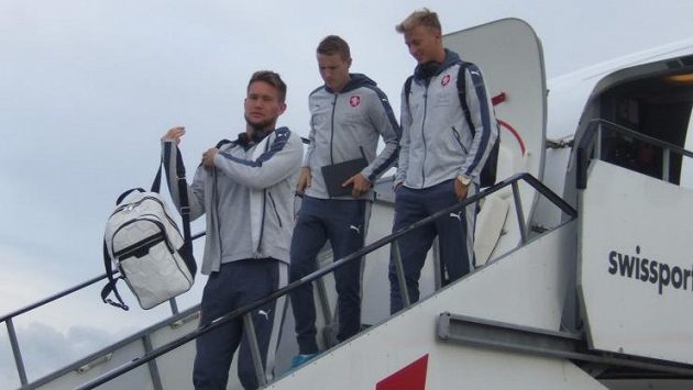 Fotbalisté jsou teď hlavně cestovatelé... Zleva Tomáš Vaclík, Jakub Jankto a Antonín Barák. Fotbalisté jsou teď hlavně cestovatelé... Zleva Tomáš Vaclík, Jakub Jankto a Antonín Barák.