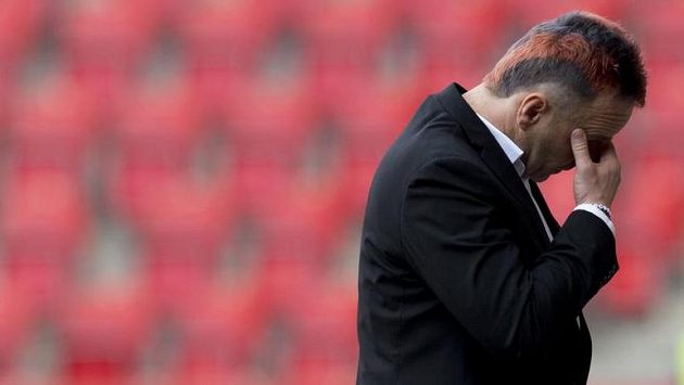 Trenér Plzně Karel Krejčí po pětigólovém debaklu v Edenu. Trenér Plzně Karel Krejčí po pětigólovém debaklu v Edenu.