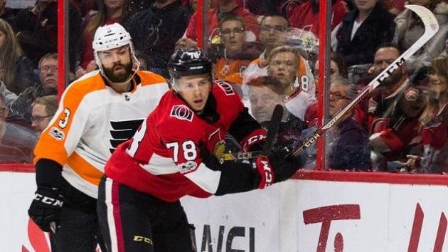 Radko Gudas (3) z Philadelphie se při utkání s Ottawou potkal u mantinelu i s debutantem v NHL Filipem Chlapíkem (78) z Ottawy. Radko Gudas (3) z Philadelphie se při utkání s Ottawou potkal u mantinelu i s debutantem v NHL Filipem Chlapíkem (78) z Ottawy.