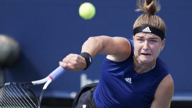 Karolína Muchová na podání Karolína Muchová na podání
