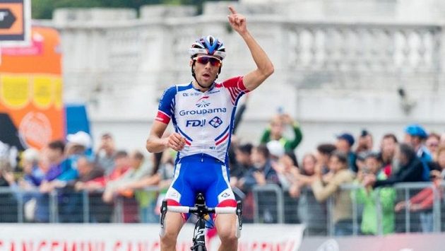 Podzimní klasiku Kolem Lombardie, poslední letošní jednorázový závod kategorie WorldTour, vyhrál po sólovém úniku francouzský cyklista Thibaut Pinot Podzimní klasiku Kolem Lombardie, poslední letošní jednorázový závod kategorie WorldTour, vyhrál po sólovém úniku francouzský cyklista Thibaut Pinot