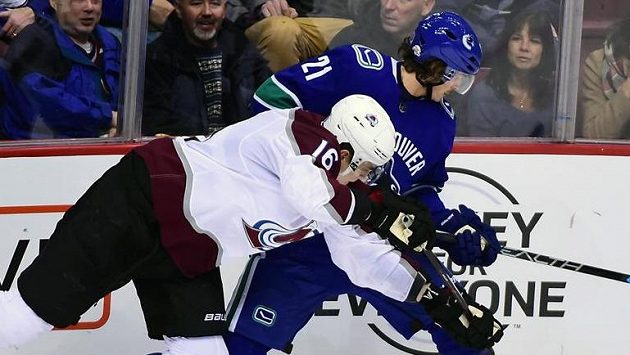 Loui Eriksson (21) z Vancouveru a Nikita Zadorov (16) z Colorada. Loui Eriksson (21) z Vancouveru a Nikita Zadorov (16) z Colorada.