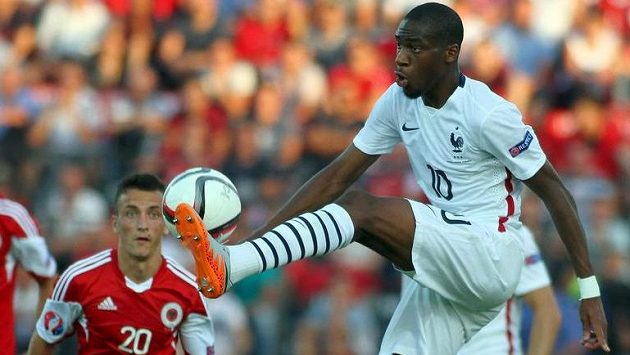 Teprve dvaadvacetiletý francouzský talent Geoffrey Kondogbia (vpravo) má namířeno do Interu Milán. Teprve dvaadvacetiletý francouzský talent Geoffrey Kondogbia (vpravo) má namířeno do Interu Milán.