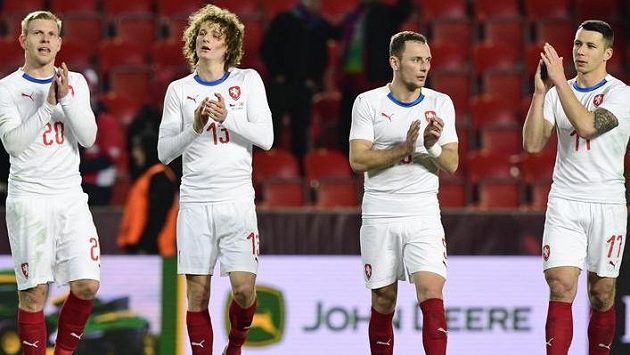 Čeští hráči děkují fanouškům po utkání. Zleva Jiří Pavlenka, Matěj Vydra, Alex Král, Vladimír Coufal a Marek Suchý. Čeští hráči děkují fanouškům po utkání. Zleva Jiří Pavlenka, Matěj Vydra, Alex Král, Vladimír Coufal a Marek Suchý.