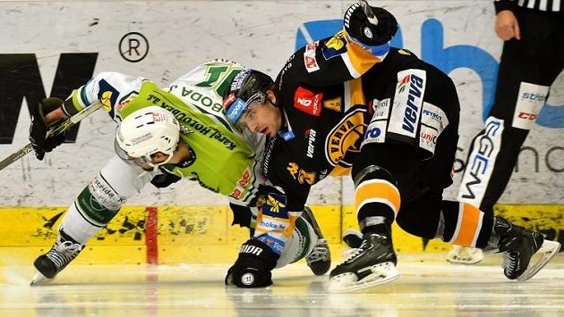 Zleva karlovarský Jakub Svoboda a František Lukeš z Litvínova. Zleva karlovarský Jakub Svoboda a František Lukeš z Litvínova.