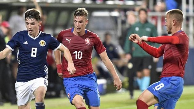 Zleva Billy Gilmour ze Skotska, Ondřej Šašinka a Filip Havelka Zleva Billy Gilmour ze Skotska, Ondřej Šašinka a Filip Havelka