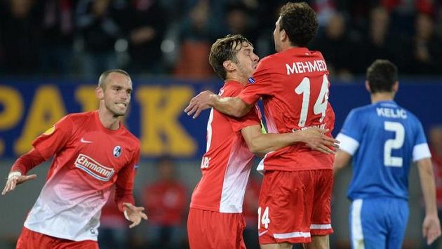 Pavel Krmaš (vlevo) se raduje ještě ve chvíli, kdy měl Freiburg nad Libercem navrch. Pavel Krmaš (vlevo) se raduje ještě ve chvíli, kdy měl Freiburg nad Libercem navrch.