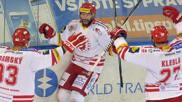 (Zleva) Martin Adamský, střelec Zbyněk Irgl a Rostislav Klesla z Třince se radují z třetího a vítězného gólu proti Spartě. (Zleva) Martin Adamský, střelec Zbyněk Irgl a Rostislav Klesla z Třince se radují z třetího a vítězného gólu proti Spartě.