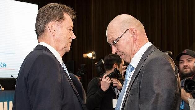 Místopředseda Roman Berbr (vlevo) a Miroslav Liba během mimořádné Valné hromady FAČR, dne 12. prosince 2017 ve sportovním centru Nymburk. Místopředseda Roman Berbr (vlevo) a Miroslav Liba během mimořádné Valné hromady FAČR, dne 12. prosince 2017 ve sportovním centru Nymburk.