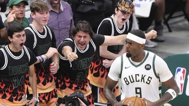 Fanoušci Milwaukee Bucks povzbuzují hráče Bobbyho Portise, který právě skóroval v pátém semifinále play off NBA. Fanoušci Milwaukee Bucks povzbuzují hráče Bobbyho Portise, který právě skóroval v pátém semifinále play off NBA.