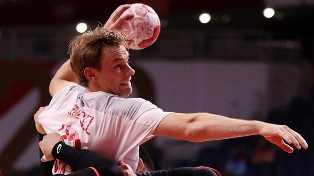 Dánský házenkář Mathias Gidsel útočí v utkání proti Japonsku na olympijských hrách v Tokiu. Dánský házenkář Mathias Gidsel útočí v utkání proti Japonsku na olympijských hrách v Tokiu.