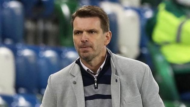 Trenér Slovenska Štefan Tarkovič během utkání v Belfastu. Trenér Slovenska Štefan Tarkovič během utkání v Belfastu.
