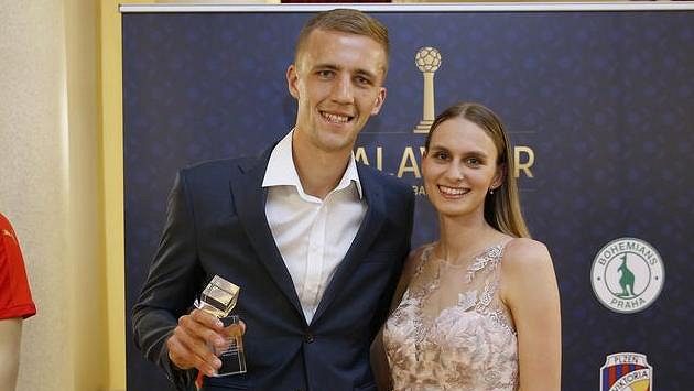 Tomáš Souček s partnerkou a cenou pro nejlepšího hráče české ligy. Tomáš Souček s partnerkou a cenou pro nejlepšího hráče české ligy.