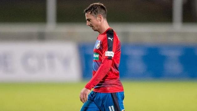 Vyloučený Milan Petržela z Viktorie Plzeň odchází do kabiny... Vyloučený Milan Petržela z Viktorie Plzeň odchází do kabiny...