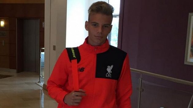 Gólman Vítězslav Jaroš dostal k šestnáctým narozeninám nádherný dárek, podepsal smlouvu se slavným FC Liverpool. Gólman Vítězslav Jaroš dostal k šestnáctým narozeninám nádherný dárek, podepsal smlouvu se slavným FC Liverpool.