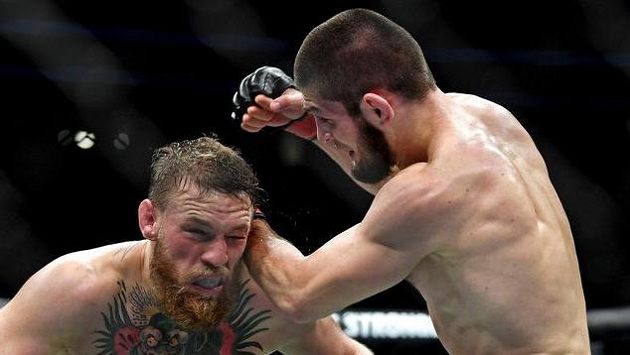 Conor McGregor (vlevo) během zápasu s Chabibem Nurmagomedovem. Conor McGregor (vlevo) během zápasu s Chabibem Nurmagomedovem.