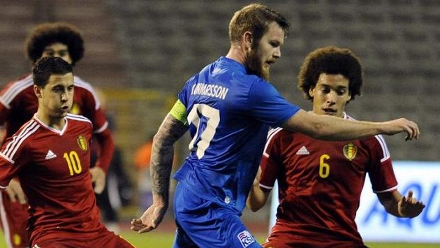 Kapitán Islandu Aron Gunnarsson v souboji s Belgičany Edenem Hazardem (vlevo) a Axelem Witselem. Kapitán Islandu Aron Gunnarsson v souboji s Belgičany Edenem Hazardem (vlevo) a Axelem Witselem.