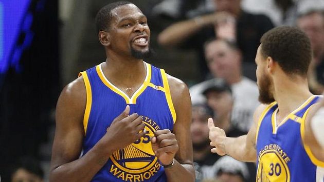 Hvězdy Golden State Warriors Kevin Durant (vlevo) a Stephen Curry. Hvězdy Golden State Warriors Kevin Durant (vlevo) a Stephen Curry.