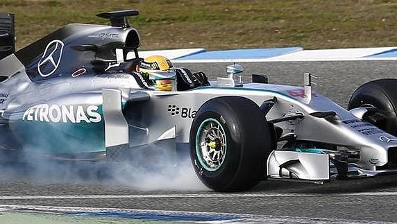 Lewis Hamilton prudce brzdí svůj mercedes při testech v Jerezu. Lewis Hamilton prudce brzdí svůj mercedes při testech v Jerezu.