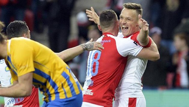 Stanislav Tecl ze Slavie (vpravo) se raduje z gólu Stanislav Tecl ze Slavie (vpravo) se raduje z gólu