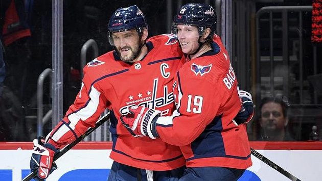 Nicklas Bäckström (vpravo) se raduje s kapitánem a kanonýrem Washingtonu Alexandrem Ovečkinem z gólu v utkání NHL proti Ottawě. Nicklas Bäckström (vpravo) se raduje s kapitánem a kanonýrem Washingtonu Alexandrem Ovečkinem z gólu v utkání NHL proti Ottawě.