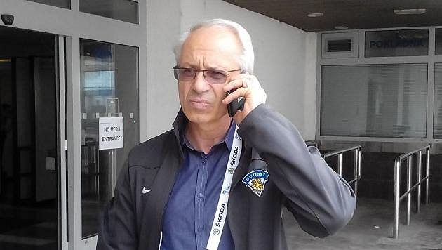 Hokejový trenér Václav Sýkora před ostravskou ČEZ Aréna. Hokejový trenér Václav Sýkora před ostravskou ČEZ Aréna.