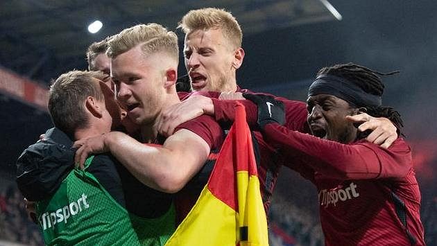 Fotbalisté Sparty Václav Drchal, Uroš Radakovič a Costa oslavují gól na 3:1 během utkání s Baníkem. Fotbalisté Sparty Václav Drchal, Uroš Radakovič a Costa oslavují gól na 3:1 během utkání s Baníkem.