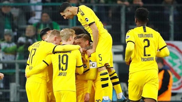 Fotbalisté Dortmundu se radují z gólu Fotbalisté Dortmundu se radují z gólu
