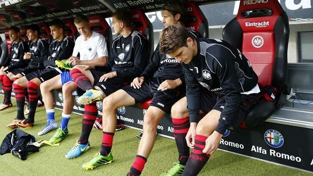 Kapitán Eintrachtu Pirmin Schwegler (zcela vpravo) si tři měsíce nekopne. Kapitán Eintrachtu Pirmin Schwegler (zcela vpravo) si tři měsíce nekopne.